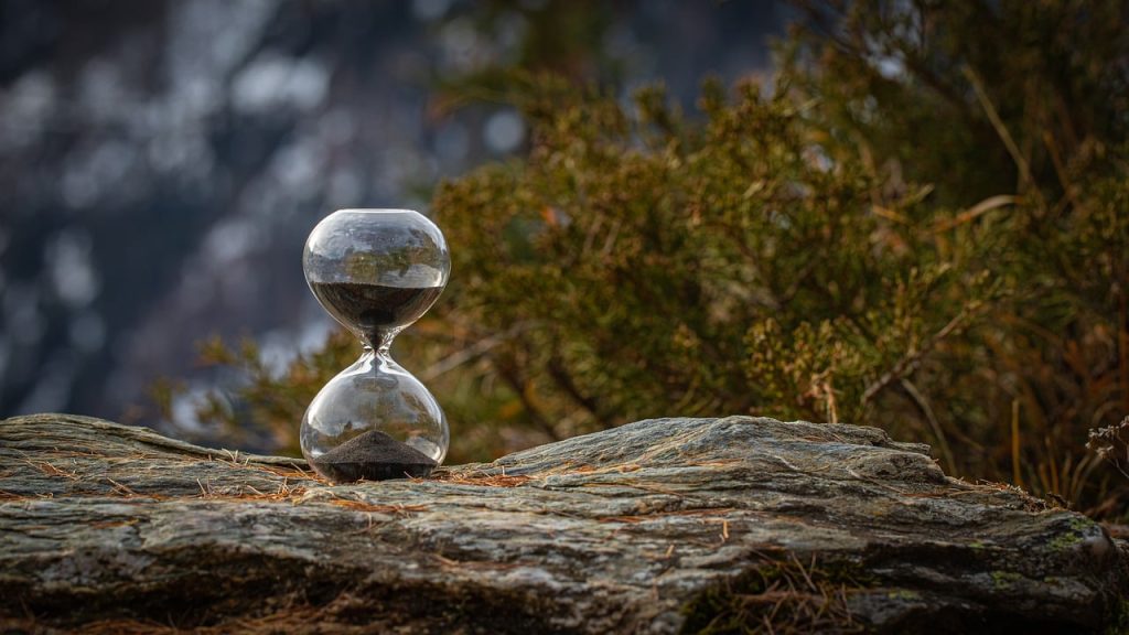 2025 steht an der Tür... Hourglass 7704152 1280 1024x576